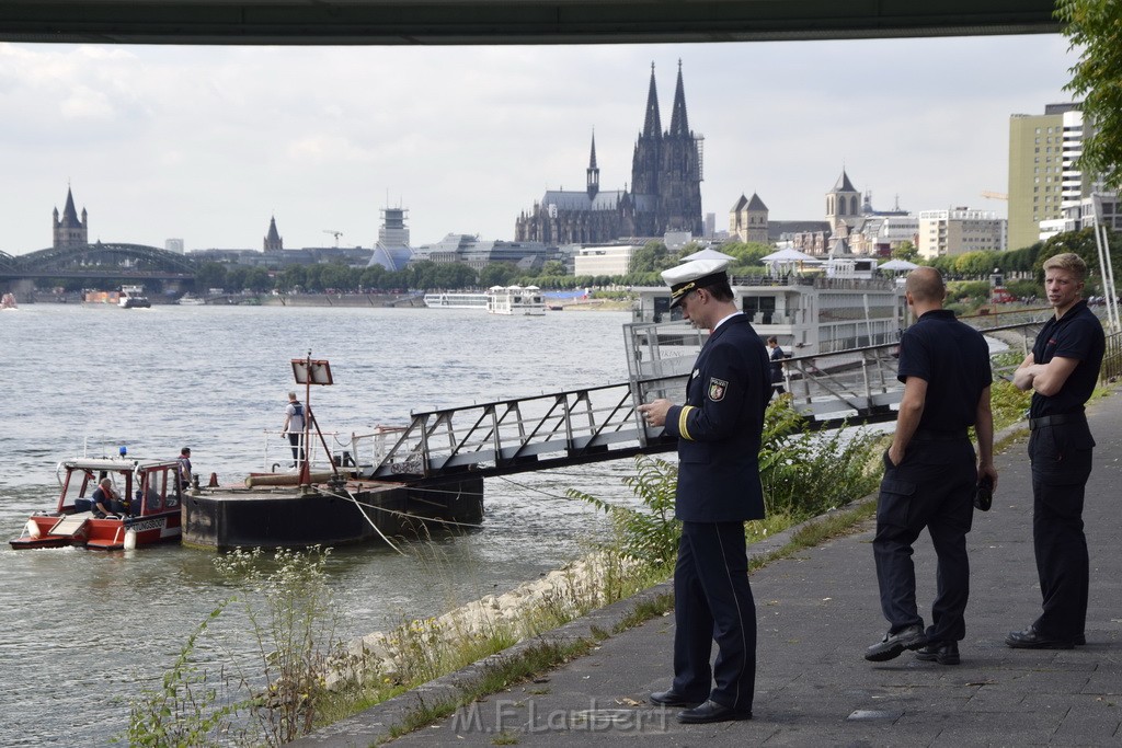 Uebung BF Taucher und Presse Koeln Zoobruecke Rhein P327.JPG - Miklos Laubert